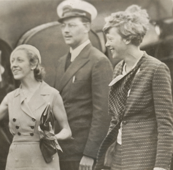 amy_johnson_and_amelia_earhart_with_station_mgr