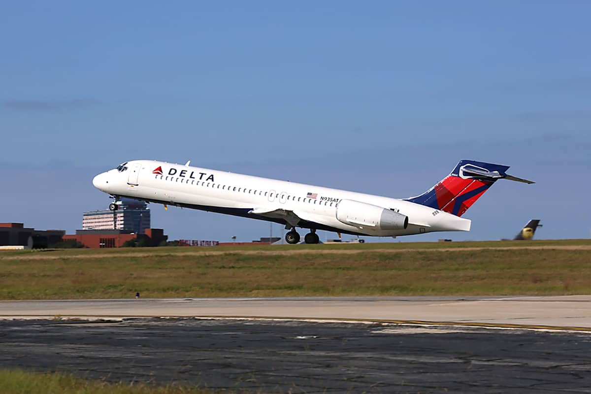 717-200_departing_20220718
