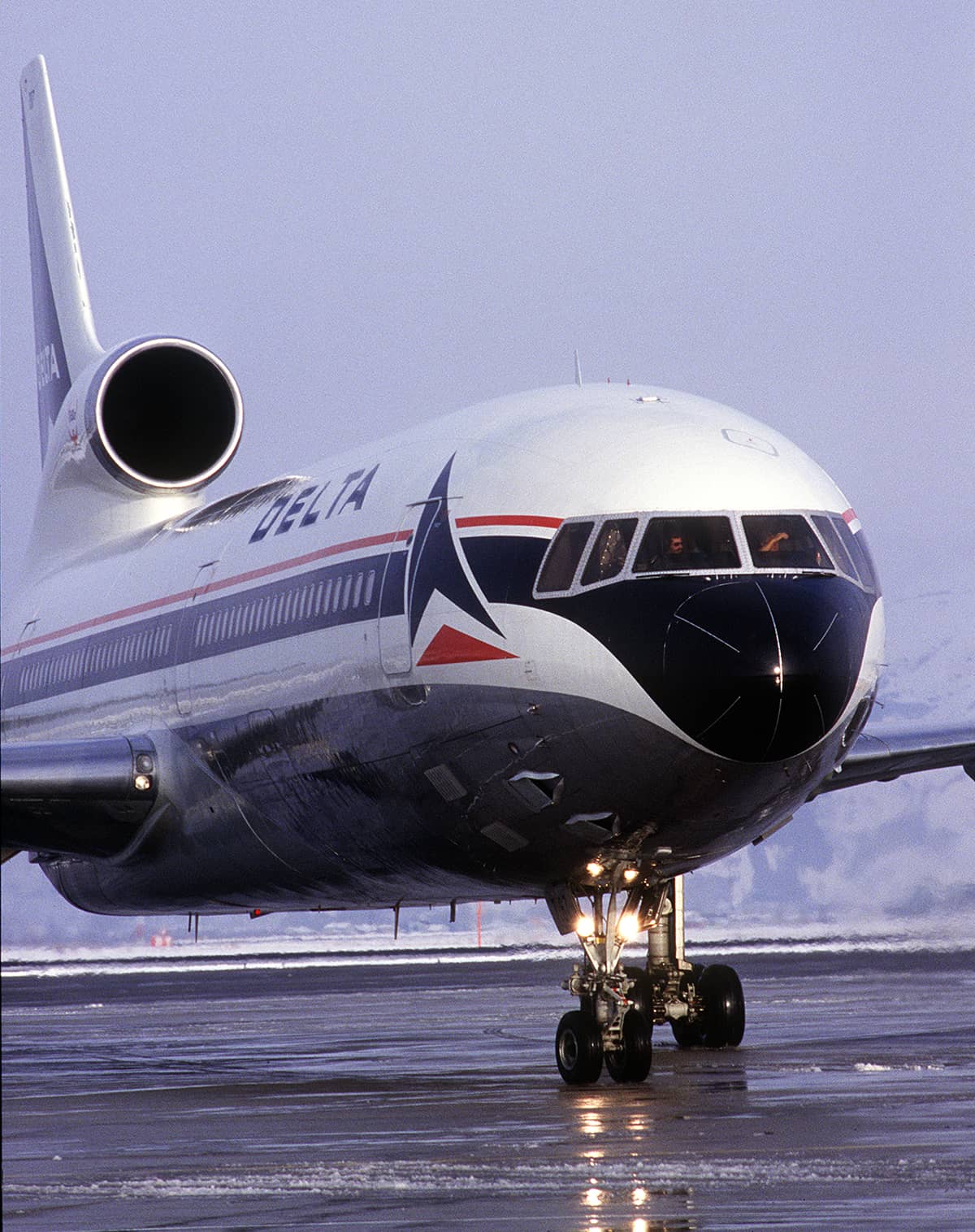 L-1011 taxiing in snow