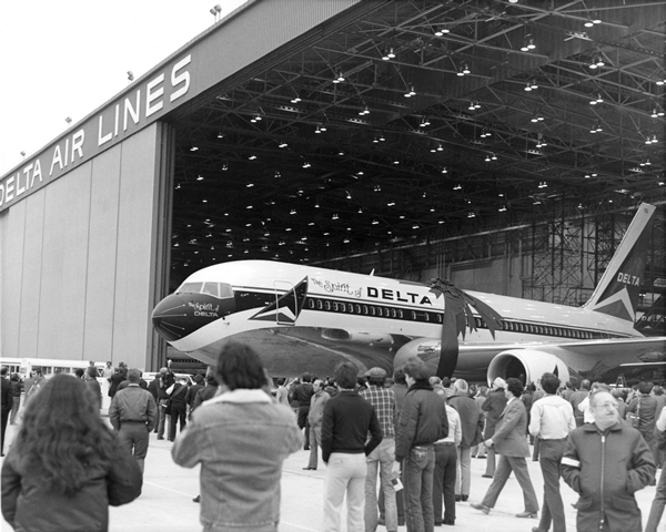 767_spirit_exiting_hangar_1982-12-15
