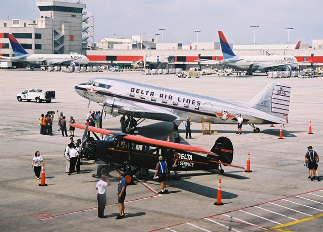 Delta 75th anniversary passenger service, 2004