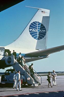 pa_deplaning_boeing_707_late_1950s-early1960s